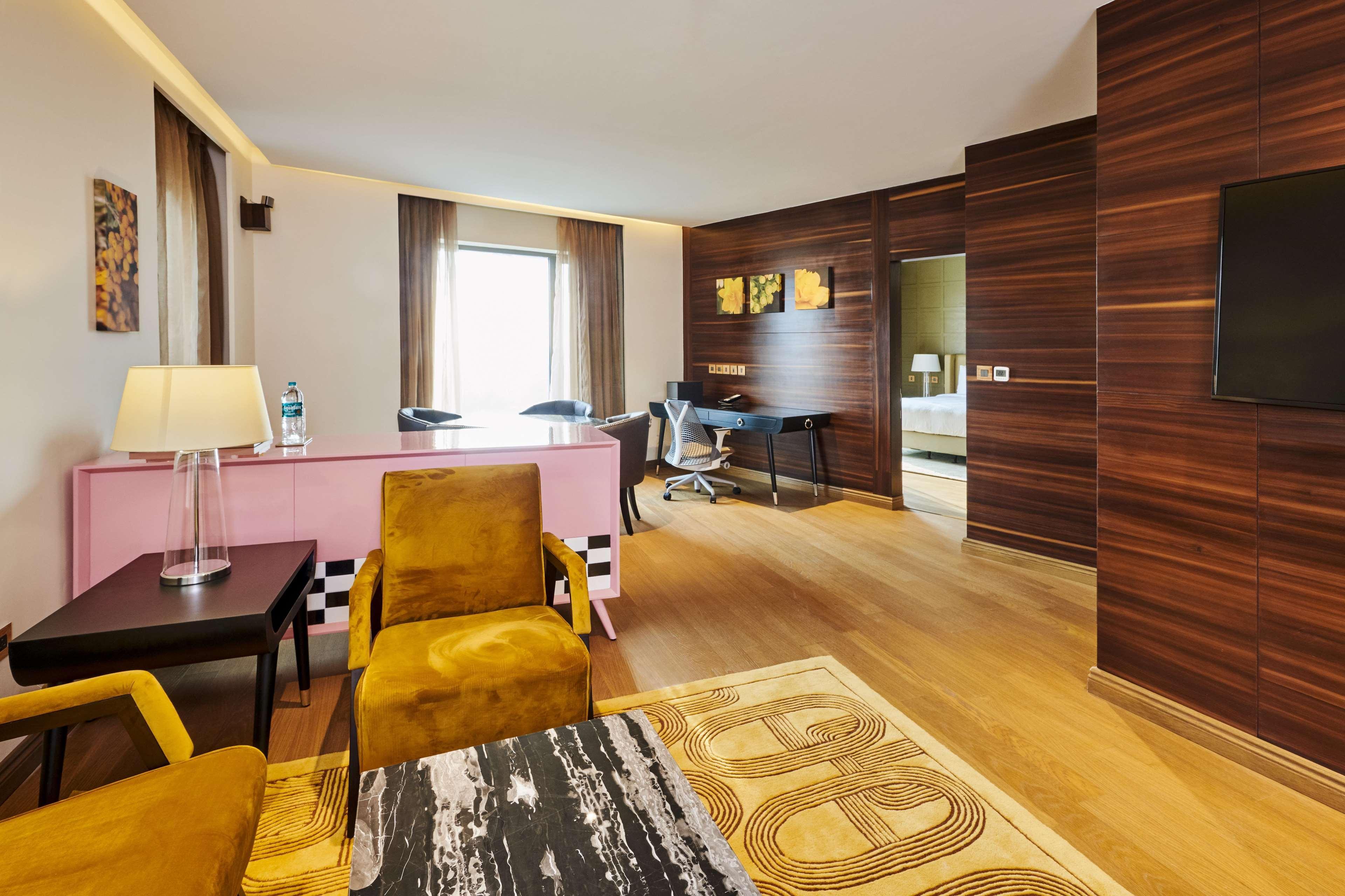 Hilton Garden Inn Lucknow Ngoại thất bức ảnh