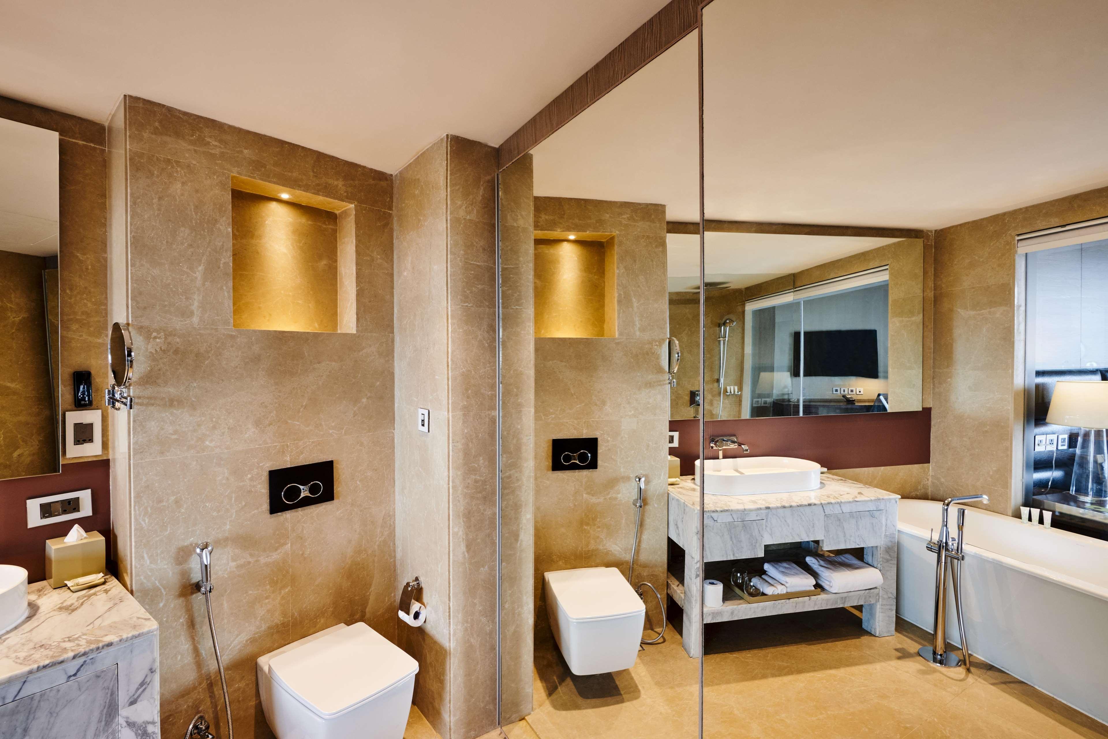 Hilton Garden Inn Lucknow Ngoại thất bức ảnh