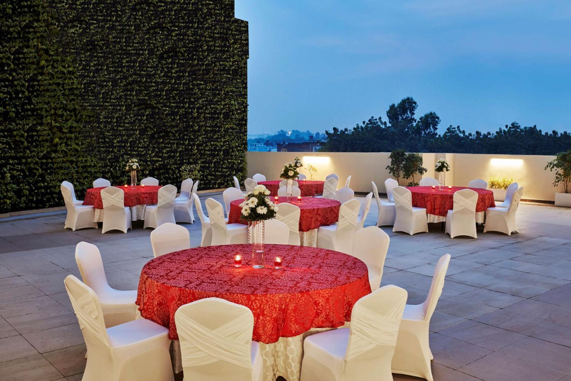 Hilton Garden Inn Lucknow Ngoại thất bức ảnh