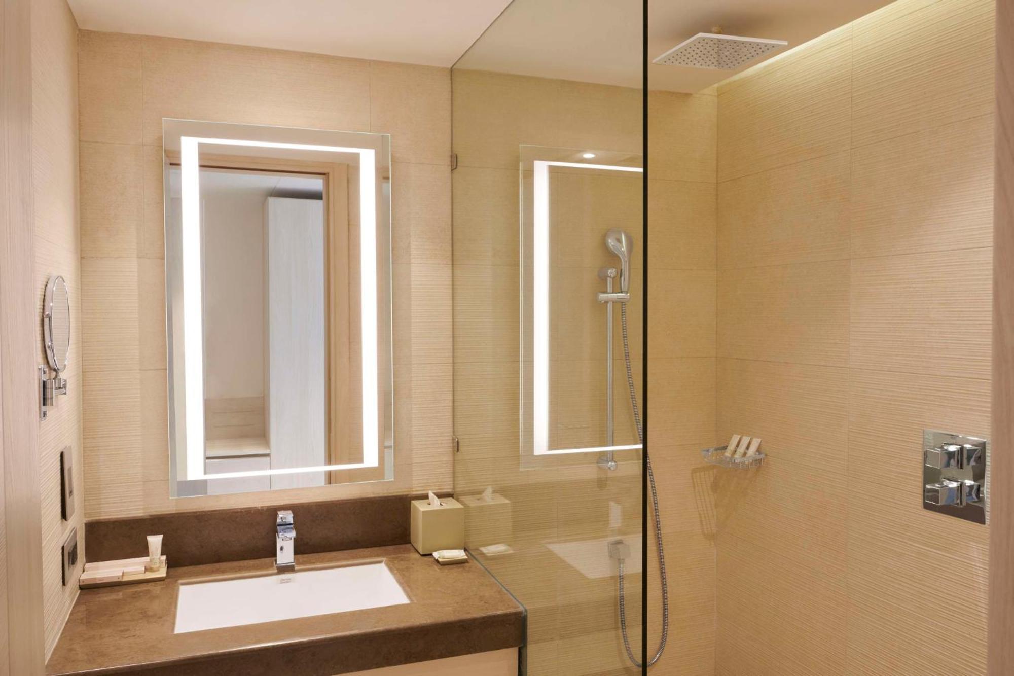 Hilton Garden Inn Lucknow Ngoại thất bức ảnh
